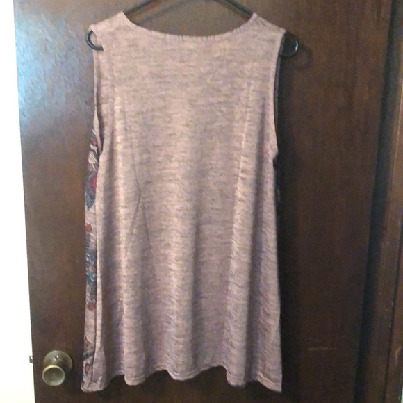 NWOT. XL/XXL Polyester silk top with native American decor - Picture 3 of 3